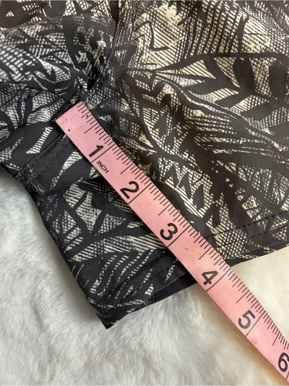 Vuori Women’s Medium Black Gray Tropical Leaf Print Athletic Shorts - Picture 13 of 15